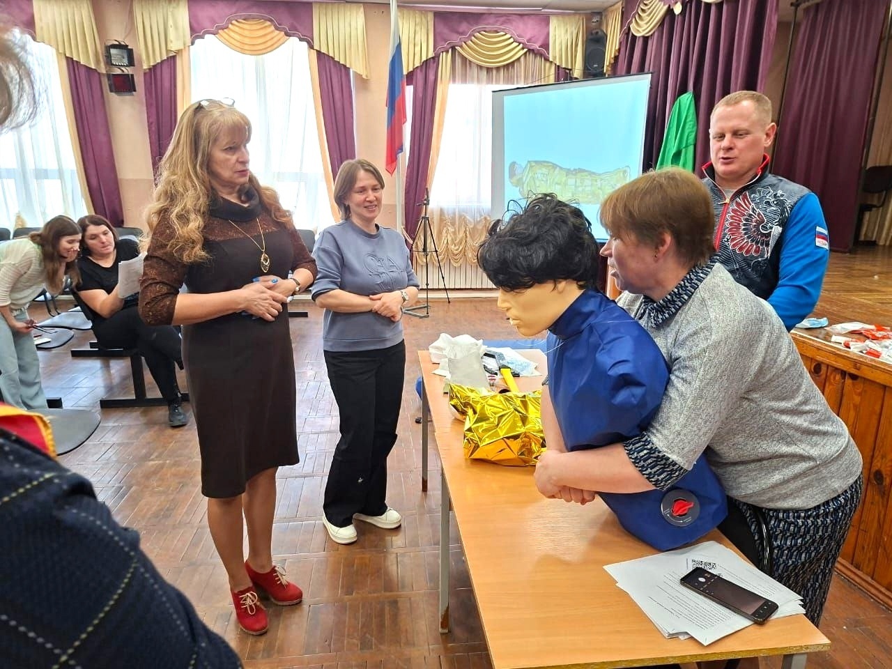 Обучение населения оказанию первой помощи.