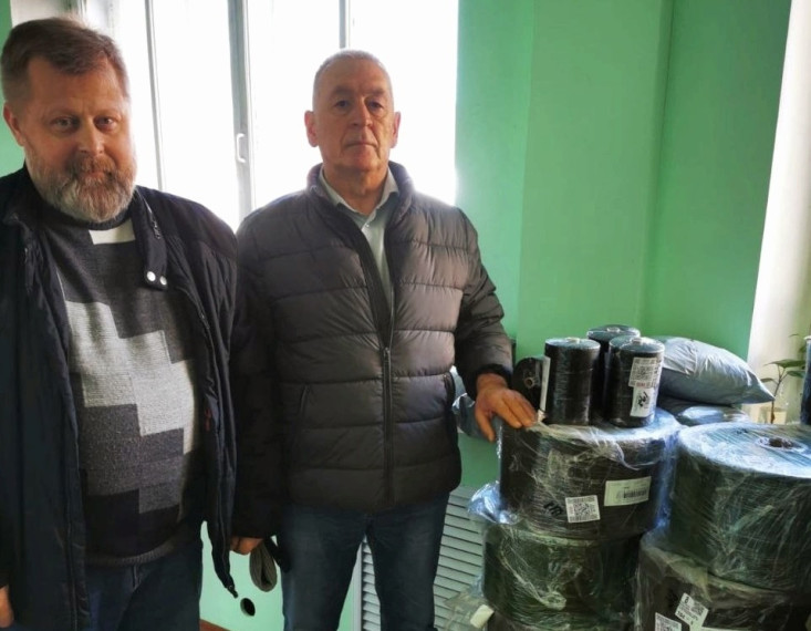Пушкиногорцы плетут маскировочные сети для бойцов СВО. Пушкиногорцы плетут маскировочные сети для бойцов СВО.